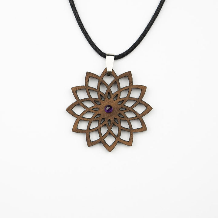 Mandala Amulett aus Nussbaum mit Amethyst
