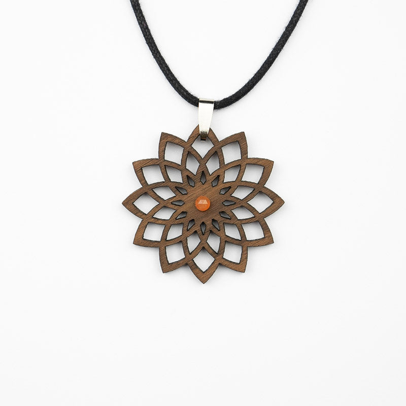 Mandala Amulett aus Nussbaum mit Orangen Mondstein