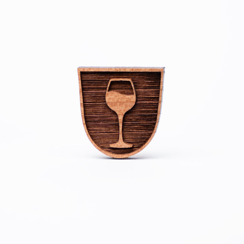 Wein Glas Pin Trachtenoutfit Holzschmuck